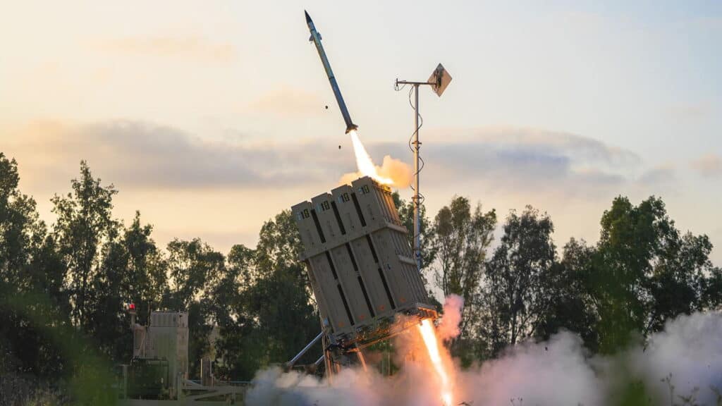 Батарея «Залізного купола» запускає ракету Tamir. Джерело: BreakingDefense