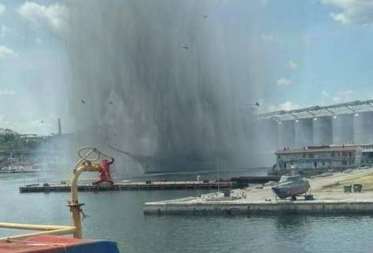 Український навчальний вітрильник Дружба в момент удару російського морського дрона. Травень 2026. Джерело: Сергій «Флеш» Бескрестнов