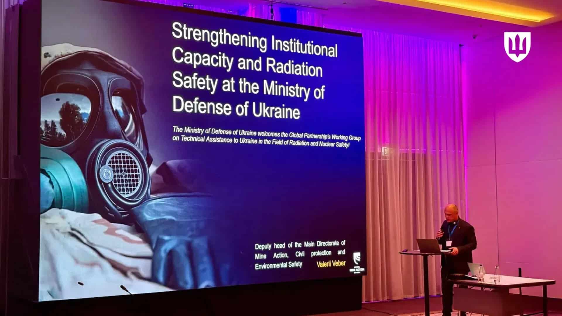 Заступник начальника Головного управління протимінної діяльності, цивільного захисту та екологічної безпеки полковник Валерій Вебер під час виступу у Кишиневі. Джерело МОУ