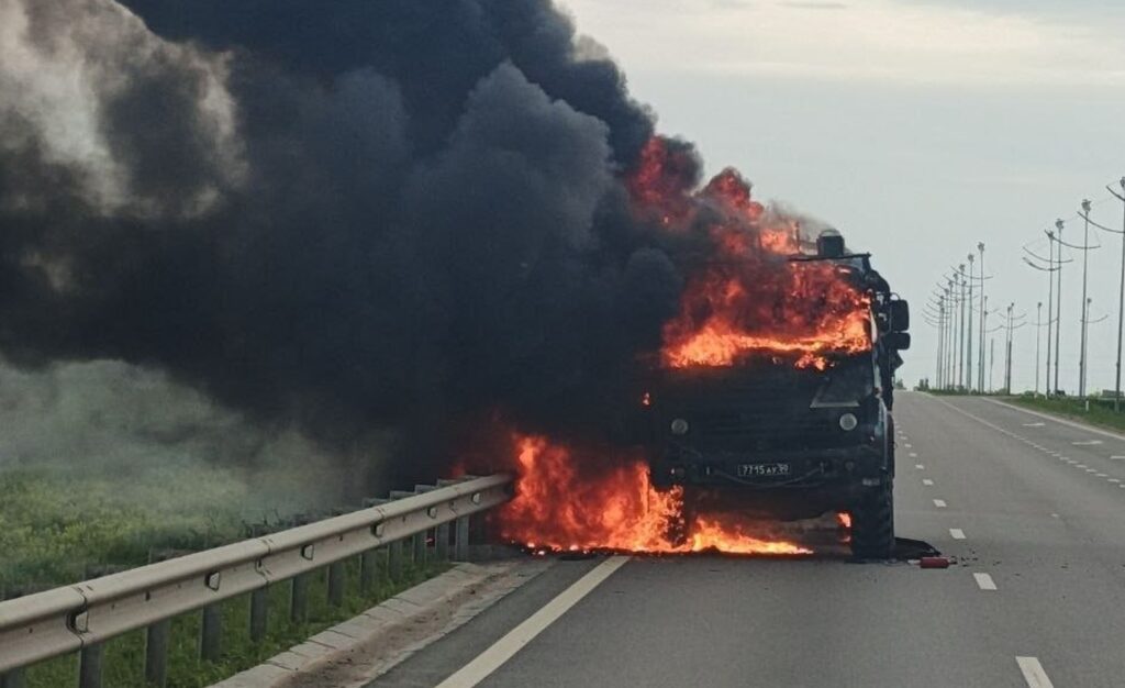 Знищена російська вантажівка КАМАЗ 5350 (№7715 AY 50) біля н.п. Самсонове Донецької області. Травень 2026. Джерело: t.me/lost_warinua