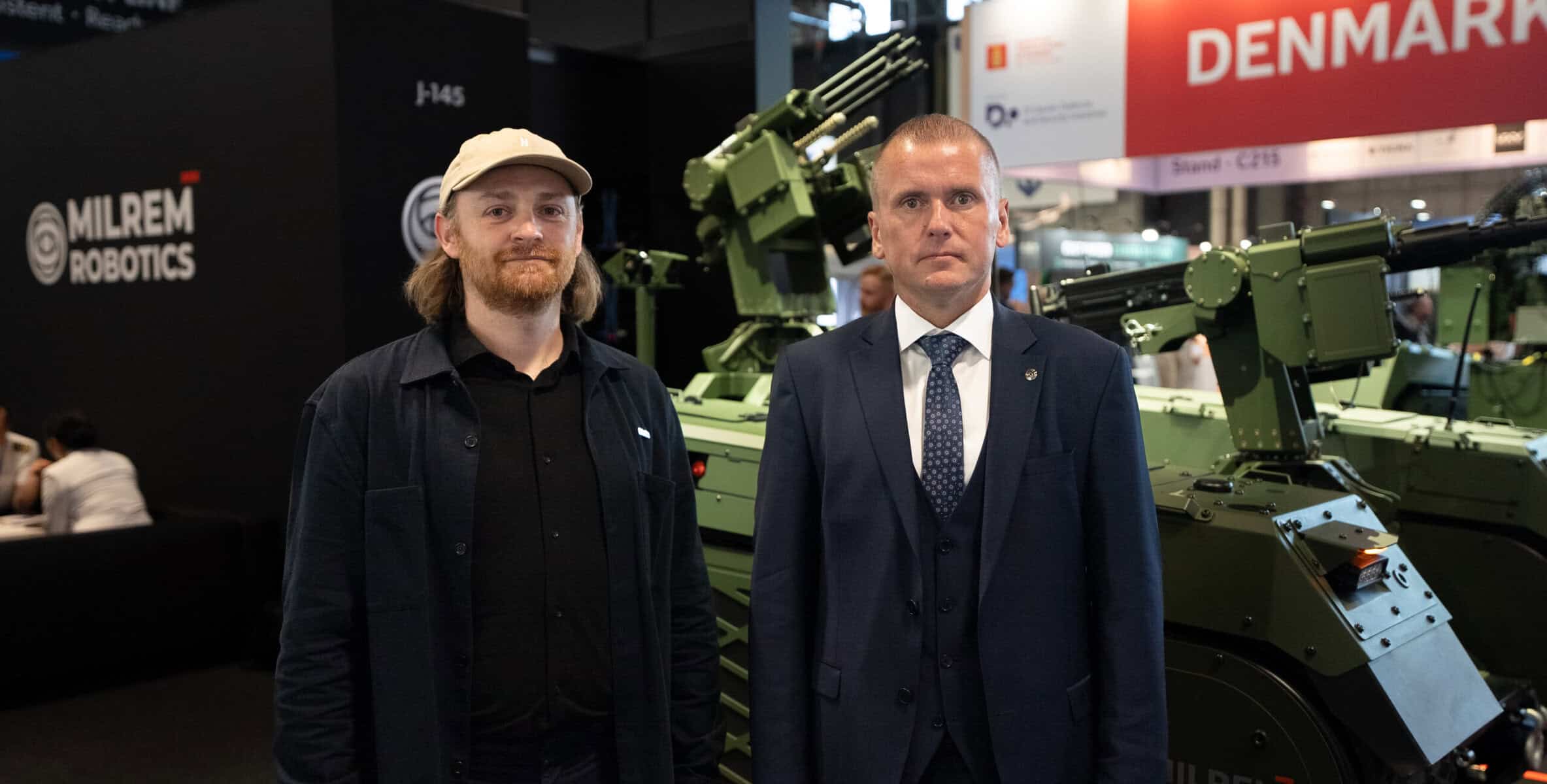 Директор із розвитку бізнесу Frontline Robotics Микита Рожков та генеральний директор Milrem Robotics Кулдар Ваарсі на церемонії підписання угоди. 19 червня 2026 року. Фото: Frontline Robotics