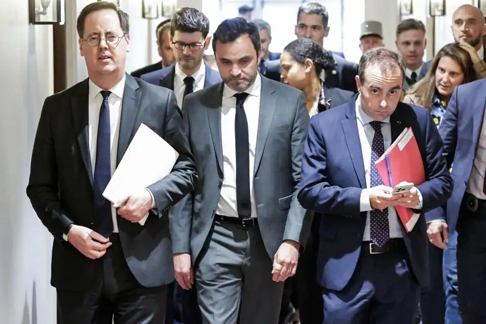 Nicolas Roche (left), secretaris-generaal voor Defensie en Nationale Veiligheid (SGDSN), Marc-Antoine Brilland (center), directeur van VIGINUM, en premier Sébastien Lecornu. Fotocredits: STEPHANE DE SAKUTIN