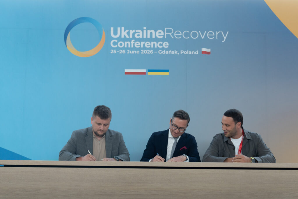 Підписання меморандуму між DevDroid та Kongsberg під час Ukraine Recovery Conference 2026. Фото DevDroid