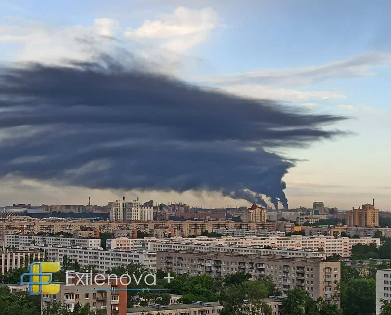 Дим від пожежі на нафтовому терміналі у Санкт-Петербурзі