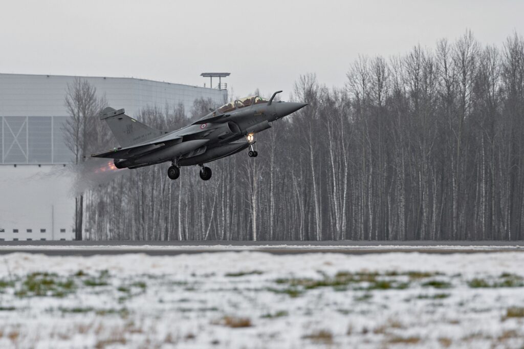 Винищувач Rafale B зі складу 4-ї ескадри ПКС Франції під час розгортання в Литві. Джерело: Міністерство оборони Франції.