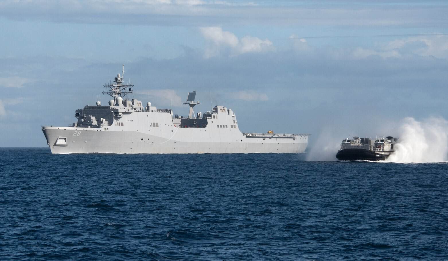 США відправляють військові кораблі до Венесуели на її запит про допомогу