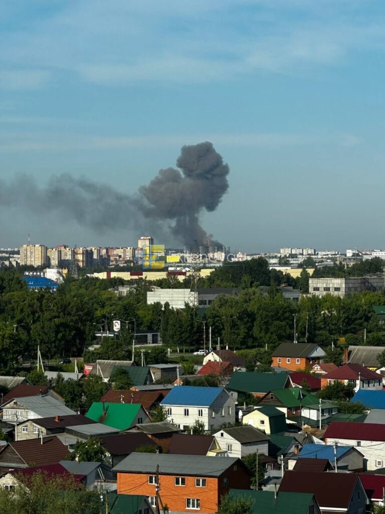 Здіймання диму над містом Чебоксари після успішного ураження підприємства «ВНИИР-Прогресс» у Чебоксарах, 10.06.2026. Джерело: Exilenova+.