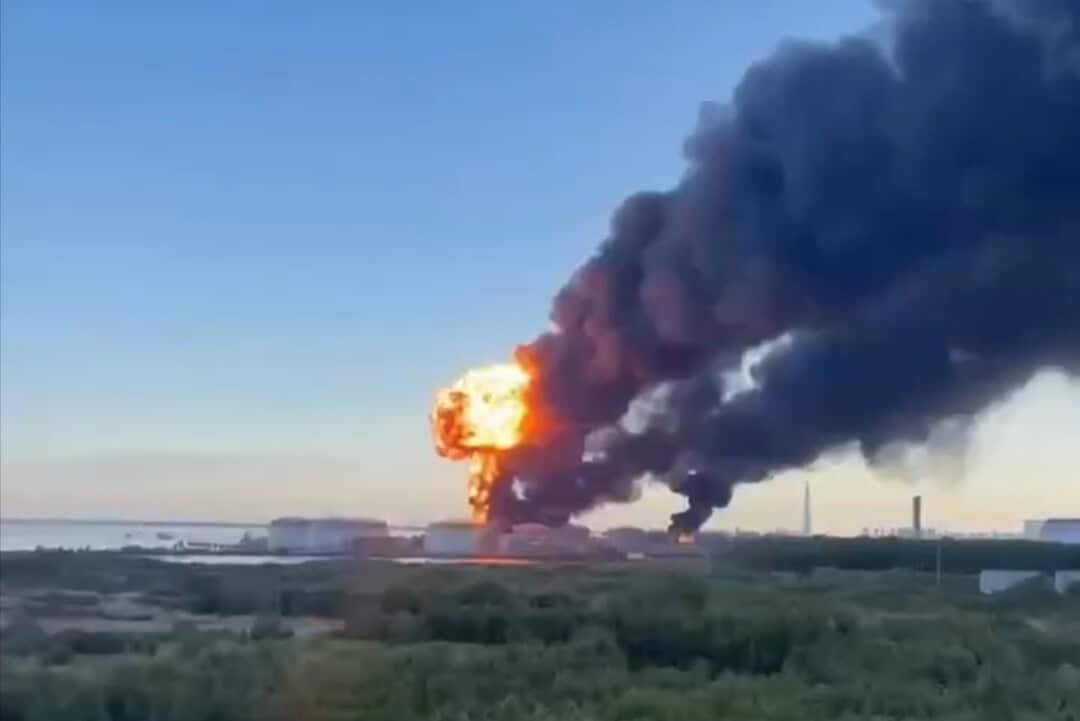 Дрони уразили нафтовий термінал у Петербурзі: горять резервуари