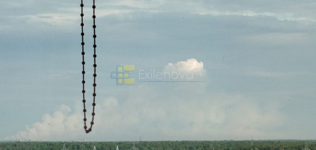 Дим після ураження складу боєприпасів 15-го арсеналу ВМФ РФ. Джерело: Exilenova+.