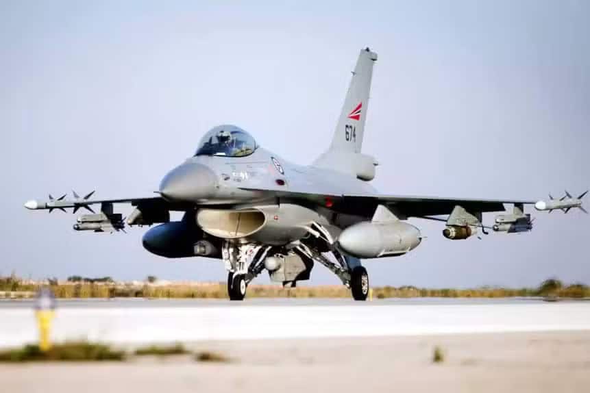 A Norwegian Air Force F-16AM fighter carrying a JDAM bomb and AIM-120 and IRIS-T missiles. Photo credits: aeroflap