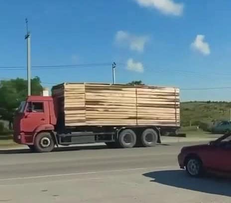 У Криму росіяни маскують військові бензовози під цивільні вантажівки