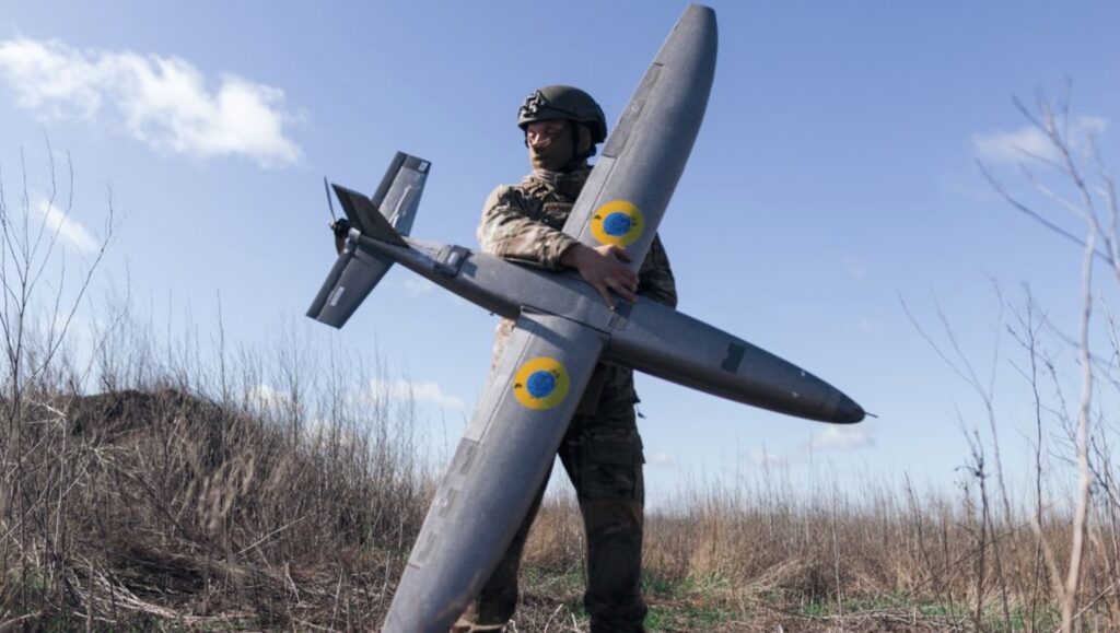 Військовослужбовець підрозділу "Тайфун" тримає нову модель ударного безпілотника "Марсіянин" (HORNET), Харківська область, Україна, 7 квітня 2026 року. Getty Images/Nikoletta