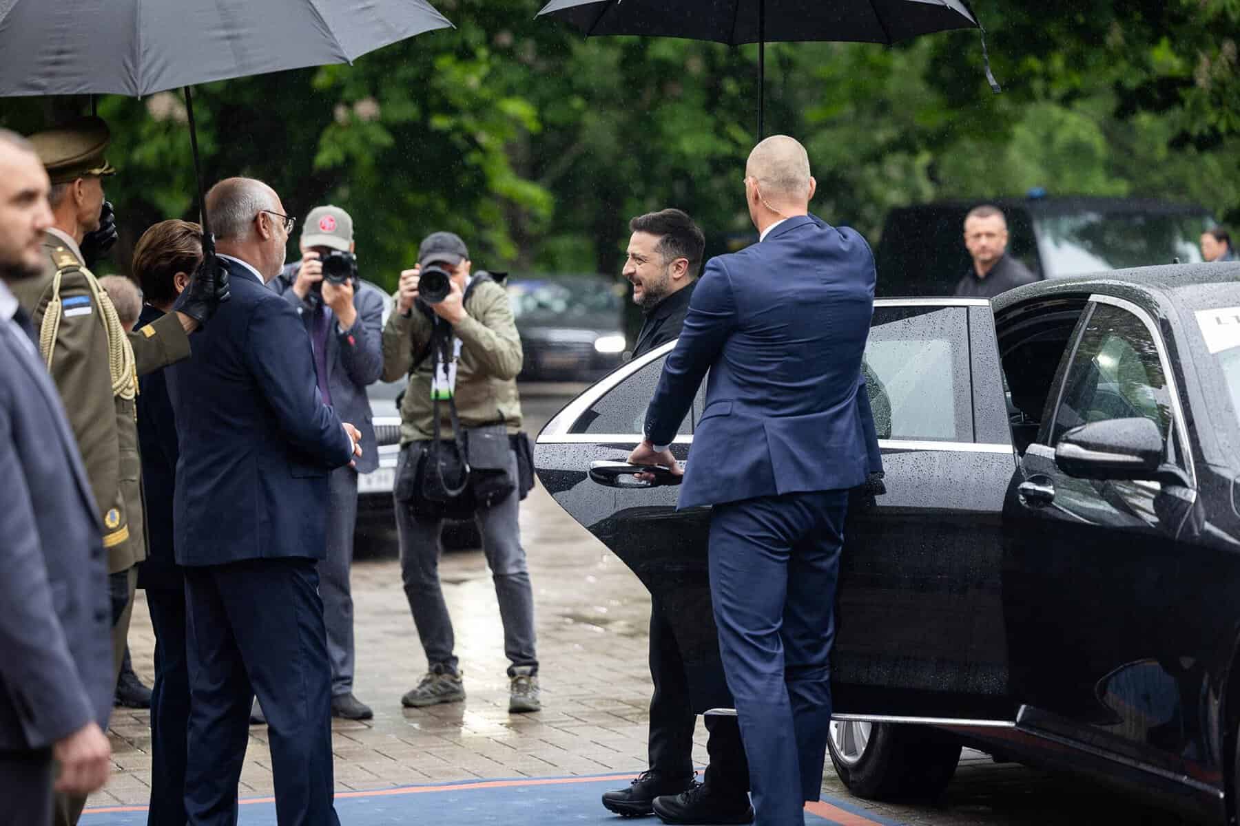 Президент України Володимир Зеленський та президент Естонії Алар Каріс під час зустрічі у Кадріорзі в Таллінні. Фото: Siim Lõvi / ERR.