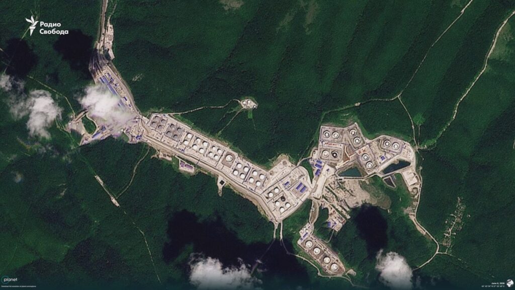 Супутниковий знімок Planet Labs, опублікований «Радіо Свобода», демонструє нафтобазу «Грушова» до атаки українських безпілотників, 6 червня 2026 року.