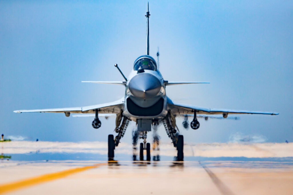 Винищувач J-10B під час тренувальних польотів. Фото: Sunson.X.Images.