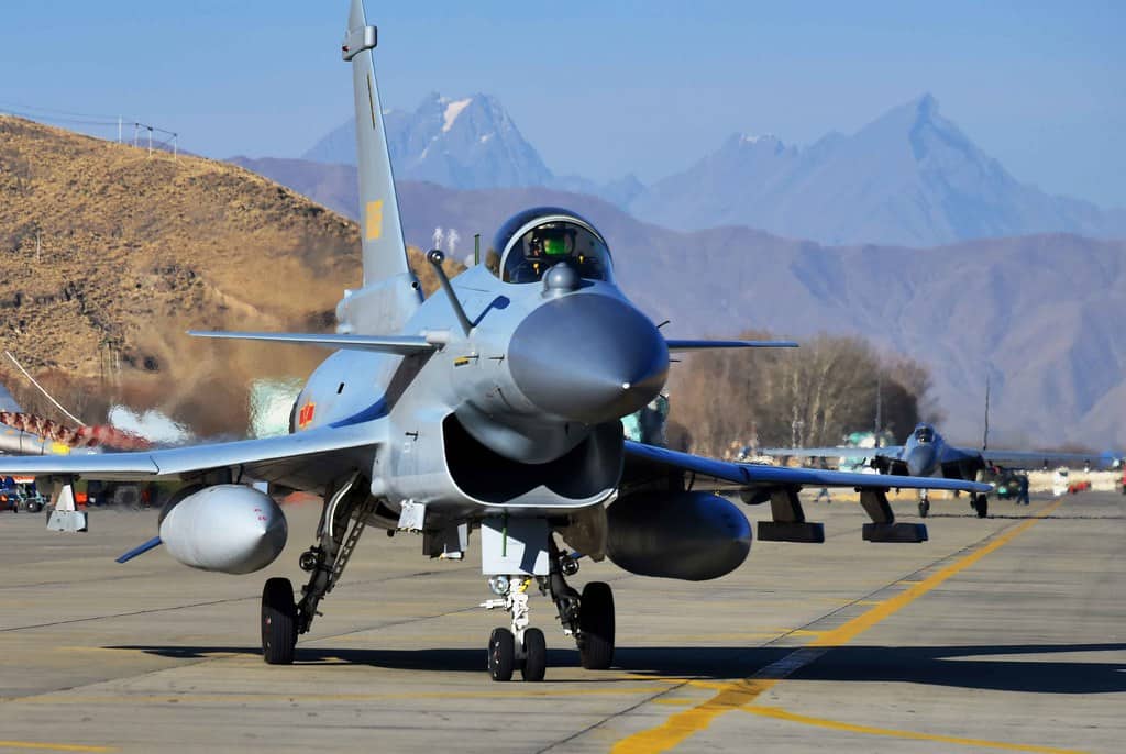 Винищувач J-10B під час тренувальних польотів. Фото: Sunson.X.Images.