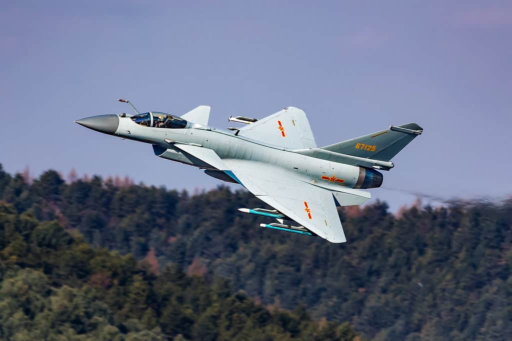 Винищувач J-10B під час тренувальних польотів. Фото: Sunson.X.Images.