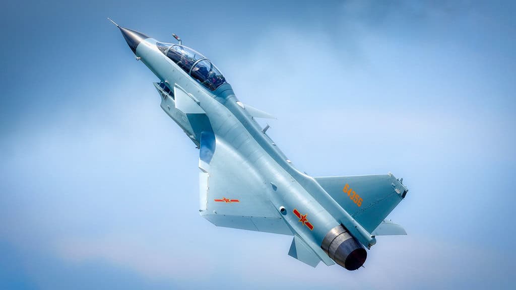 Винищувач J-10S під час тренувальних польотів. Фото: Sunson.X.Images.