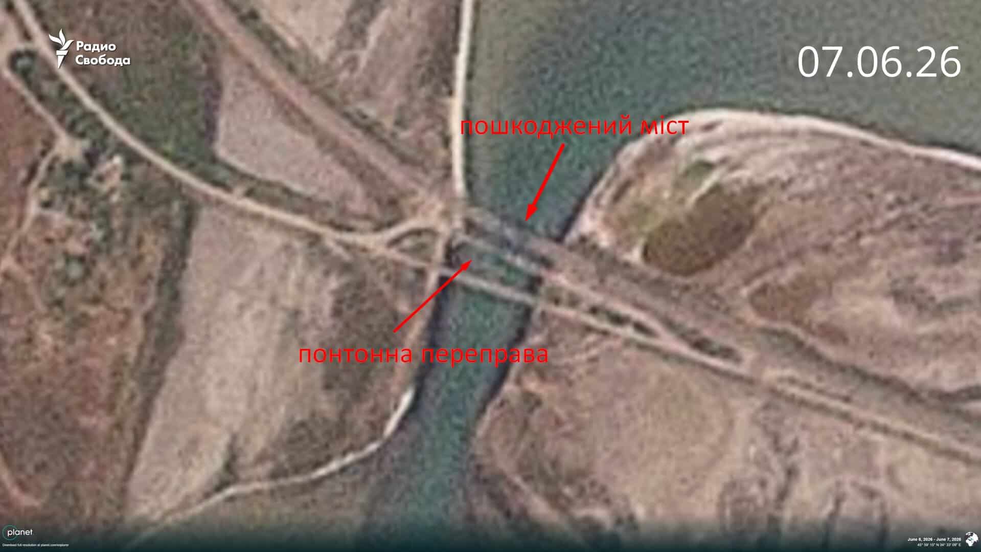 Понтонний міст поруч із пошкодженим Херсонським мостом (дублер Чонгарського мосту), який з'єднує окуповану Херсонську область з анексованим Кримом. 7 червня 2026 року. Джерело: Радіо Свобода