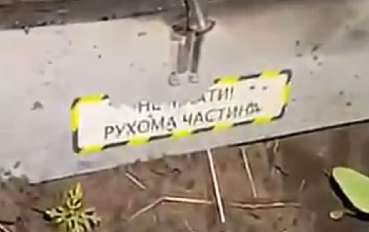 Частина дрона з українськими написами - "Рухома частина", який впав у Молдові 8 червня 2026 року. Кадр з відео молдавського видання protv.md