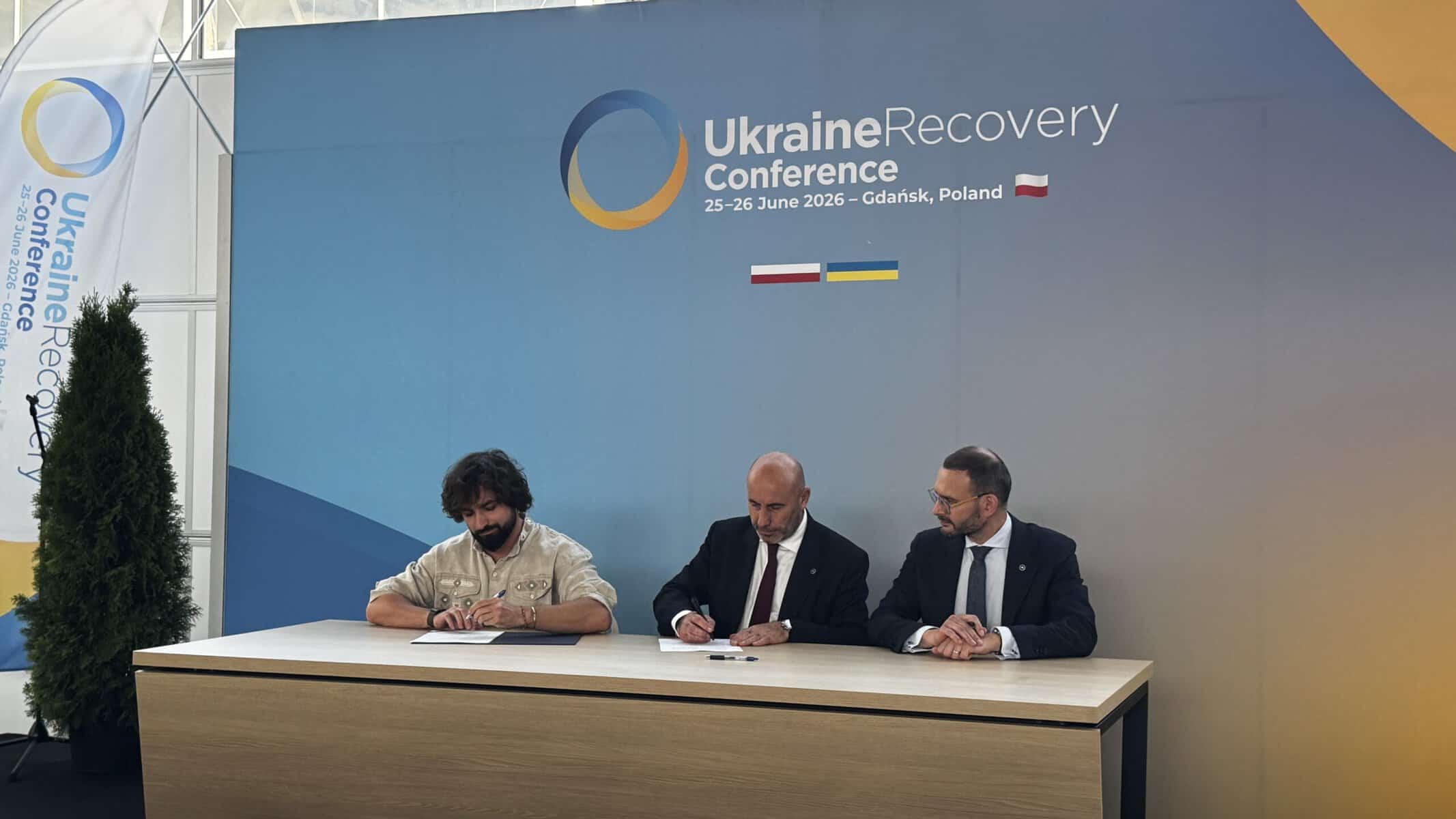 Підписання угоди засновником компанії TAF Industries Олександром Яковенко, а від польського концерну PGZ — президентом Адамом Лешкевичем та віцепрезидентом Яном Грабовським. 25 червня 2026 року. Фото: TAF Industries