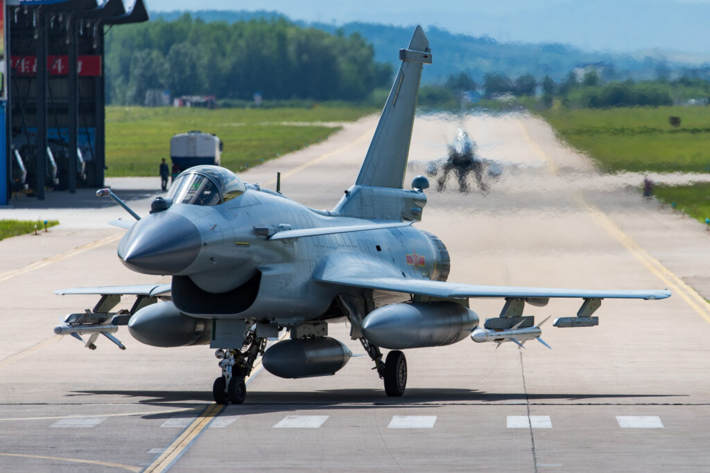 Винищувач J-10B під час тренувальних польотів. Фото: Sunson.X.Images.
