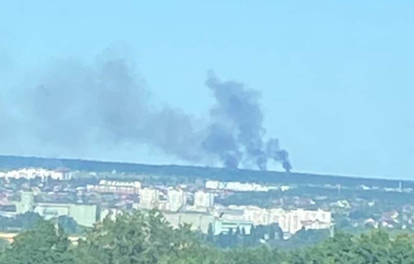Стовпи чорного диму в районі села Бєловське Бєлгородського округу. 8 червня 2026 року. Фото: t.me/belpepel
