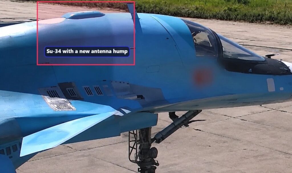 Російський бомбардувальник Су-34 з новим обтічником антени позаду кабіни екіпажу