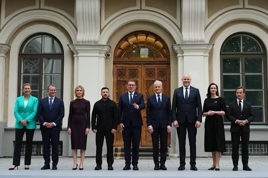 Лідери країн NB8 та президент України Володимир Зеленський під час саміту у Таллінні. Фото: AP/Sergei Grits.