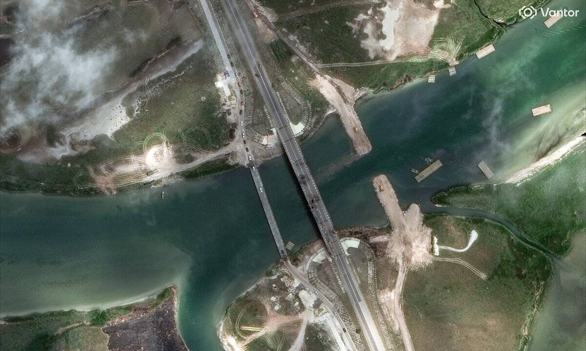 Russian-built crossings near the damaged bridge near Henichesk. June 21, 2026. Photo credits: Vantor/George Barros