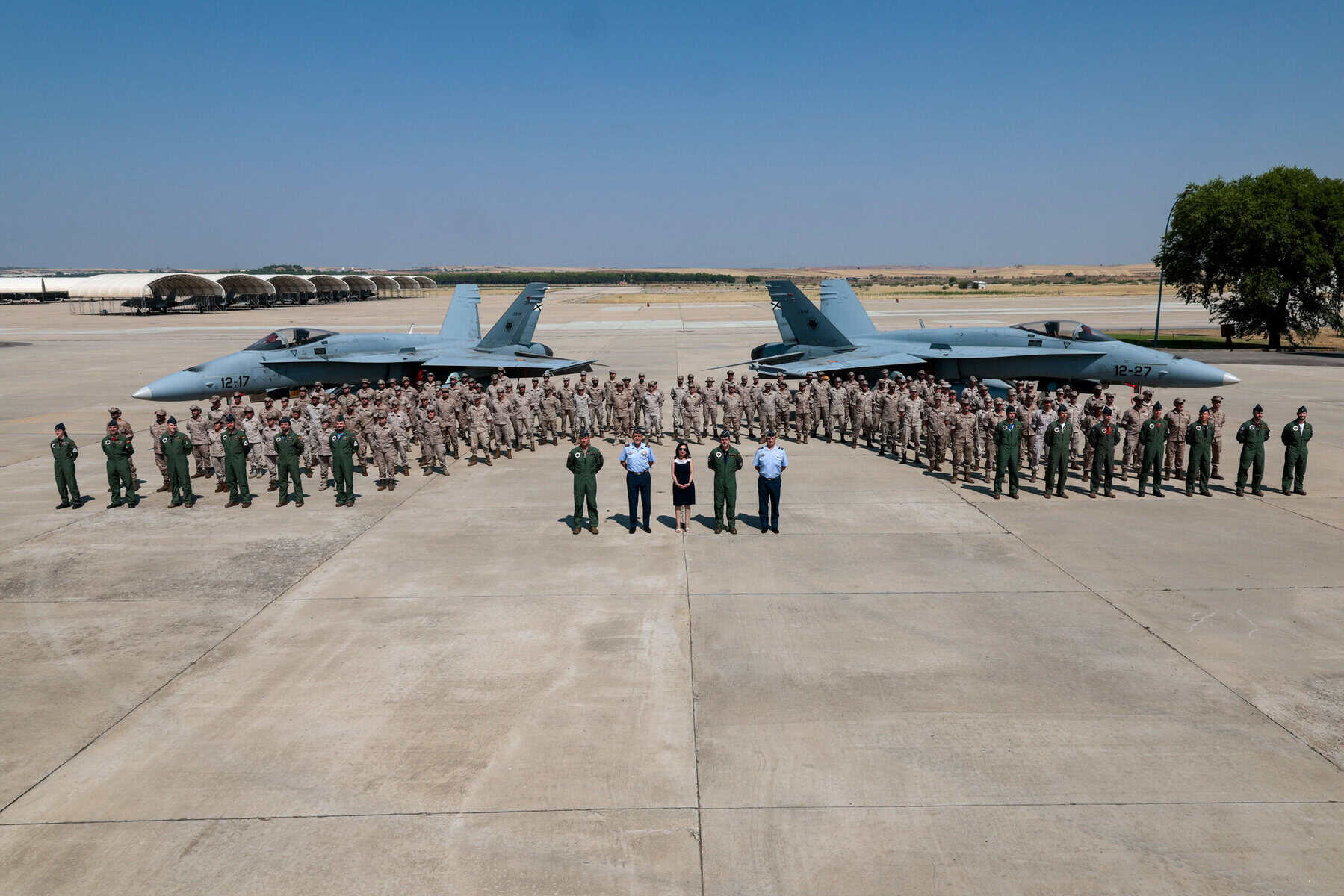 Команда іспанського контингенту DAT Paznic з двома F-18M на фоні. 29 липня 2026 року. Фото: Міністерство оборони Іспанії