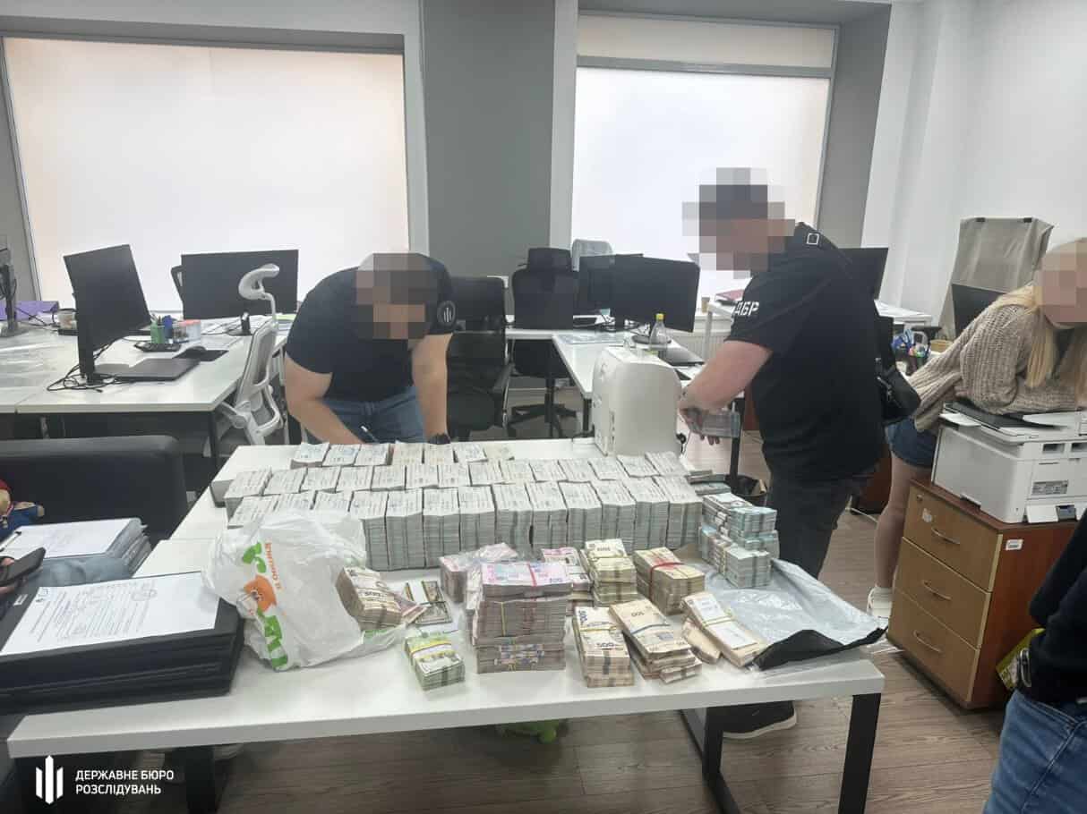 Під час обшуку. Фото: ДБР