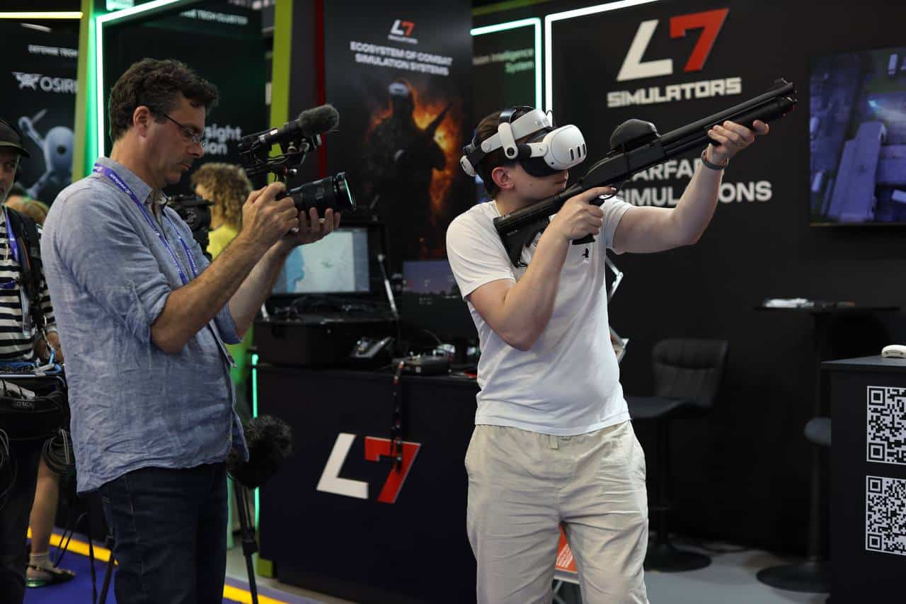 Відвідувачі тестують симулятори від L7 Simulators на Eurosatory-2026