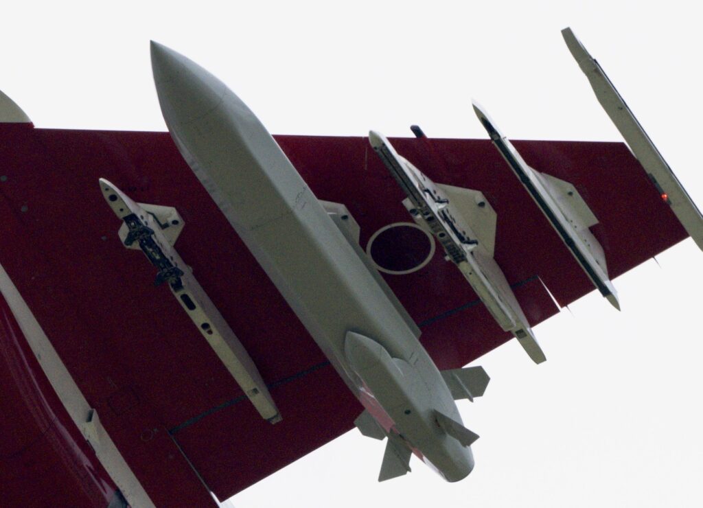 Літаюча лабораторія F-2B «63-8101» зі складу ADTW під час випробувальних польотів з новою крилатою ракетою. Фото: @AKEBOVO