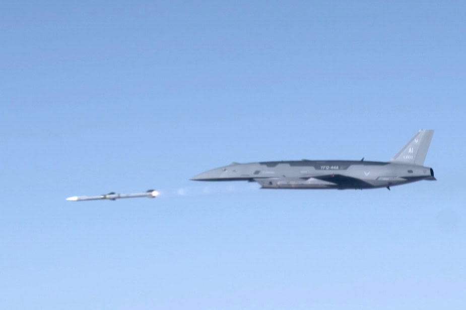 Безпілотний винищувач YFQ-44A Fury вперше виконав пуск ракети AIM-120