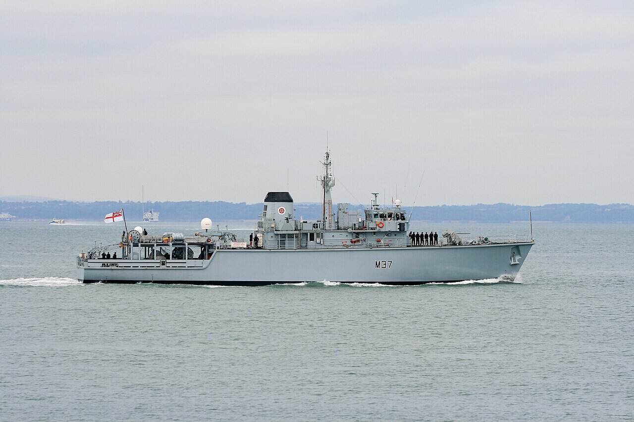 Minesweeper HMS Chiddingfold. July 12, 2013. Photo: Brian Burnell