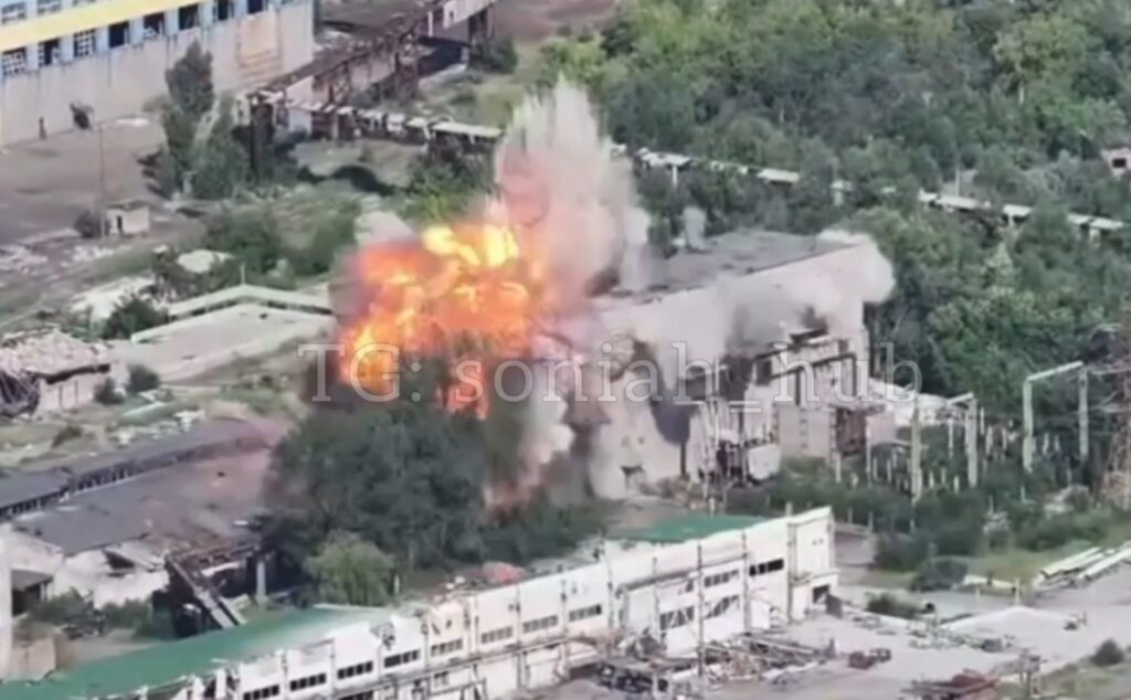 A Ukrainian air bomb hits a house with Russian forces in the center of Kostyantynivka in an industrial zone. Early July 2026. Footage from the Sonyashnyk Telegram channel
