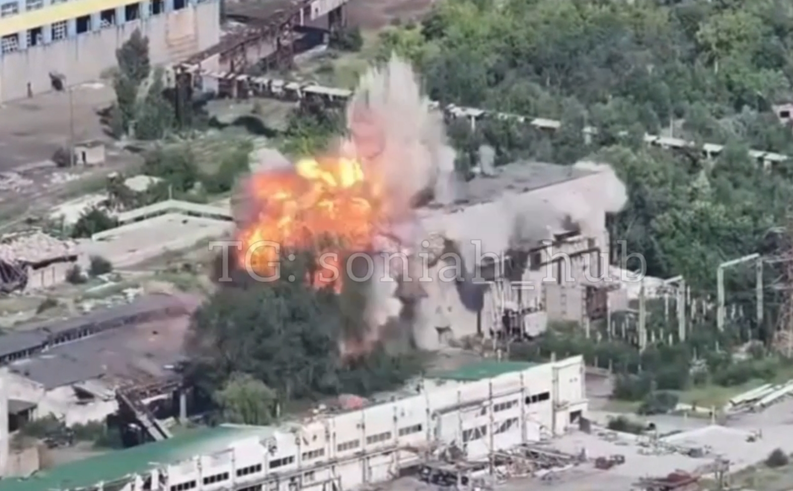Kostyantynivka: Ukrainian Fighter Jet Drops Air Bomb on Russian Positions in City Center