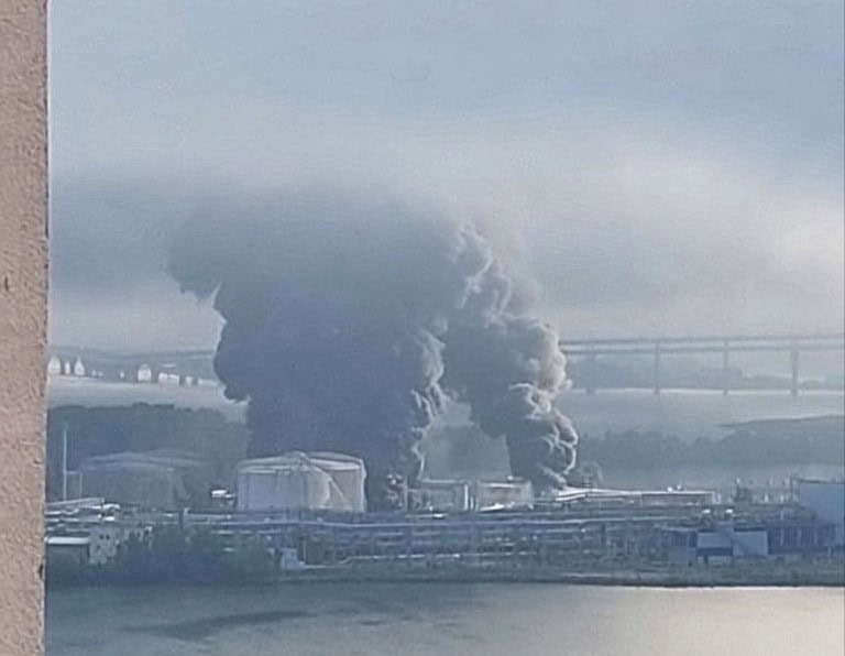 Дрони уразили нафтовий термінал у Санкт-Петербурзі. Там пожежа.
