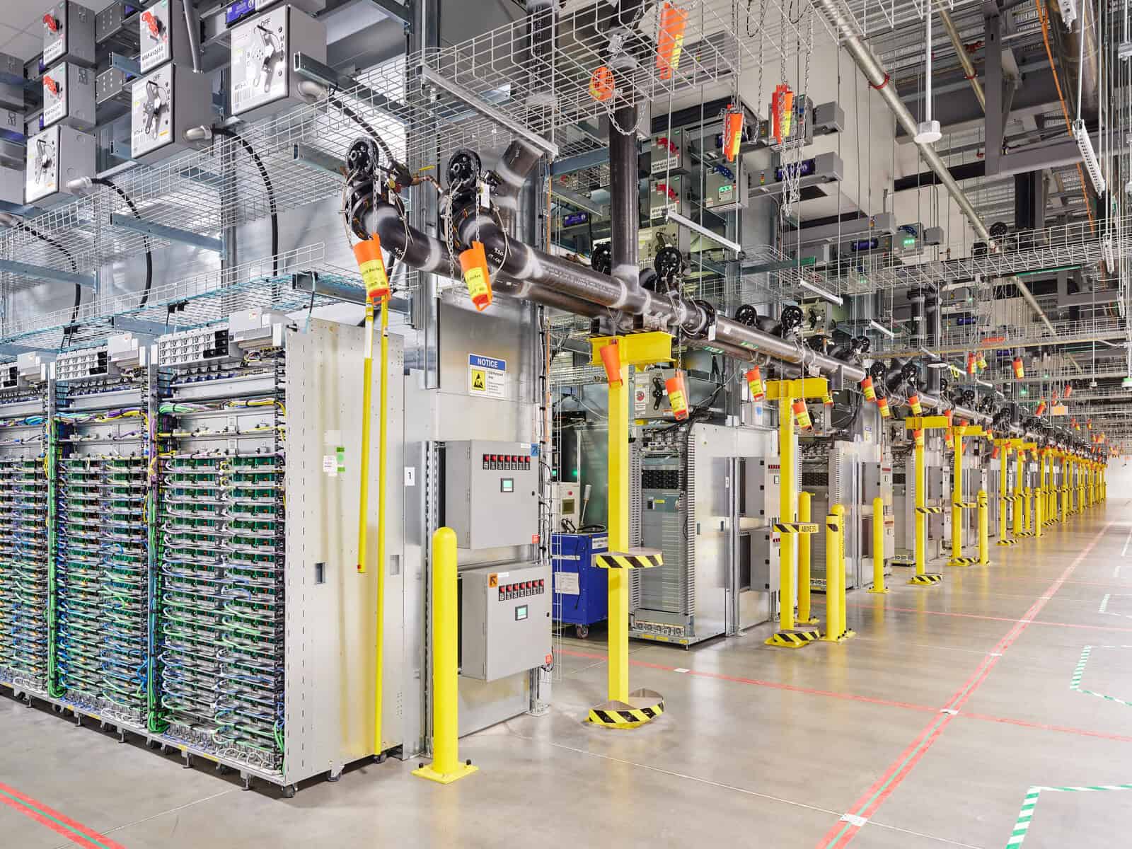 Серверні ряди в дата-центрі Google у Нью-Олбані, штат Огайо. Фото Google