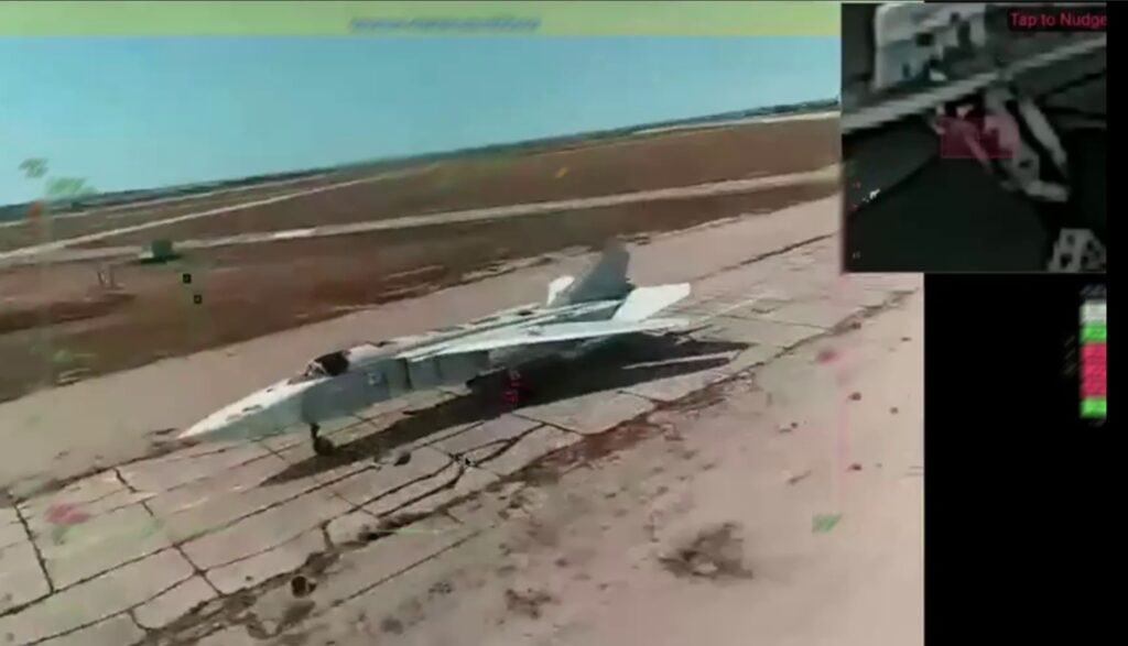 Су-24М на аеродромі Саки за момент до ураження. Стоп-кадр з відео командувача НГУ Олександра Півненко.