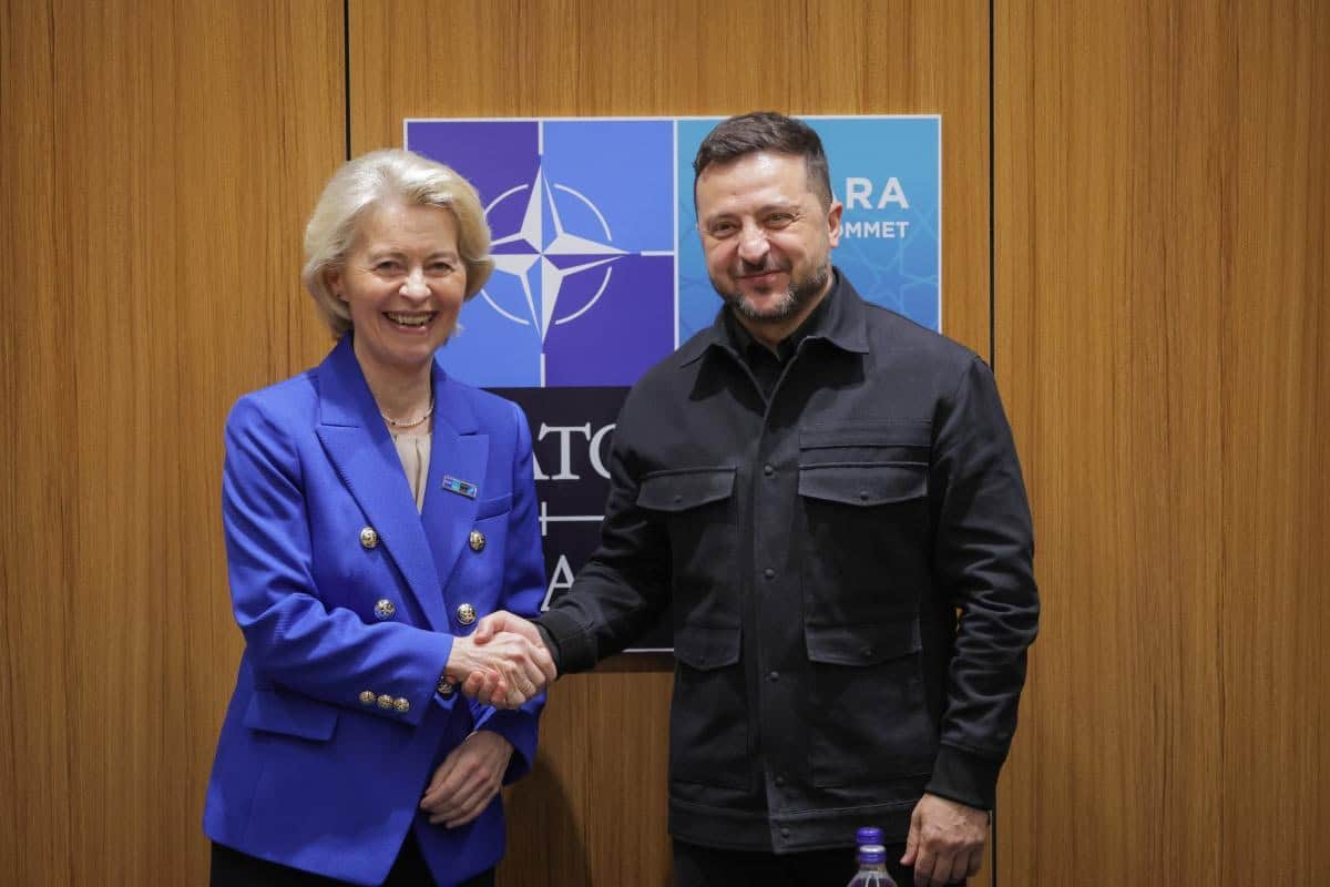 Президент Єврокомісії (ЄС) Урсула фон дер Ляєн та Володимир Зеленський на саміті НАТО в Анкарі