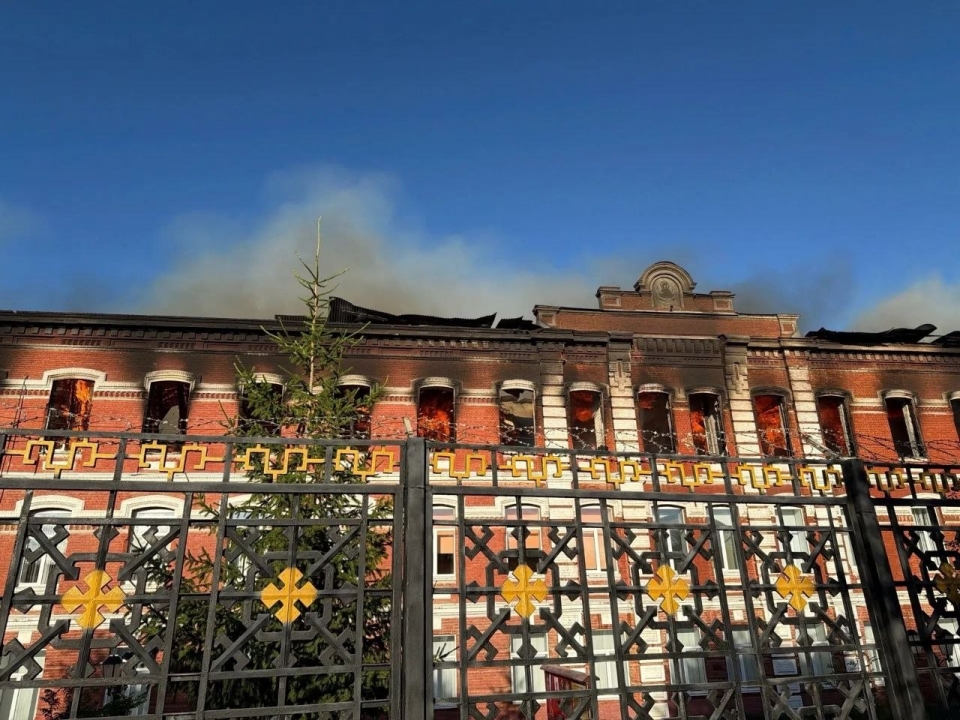 Пожежа зруйнувала головну будівлю Вольського військового інституту матеріального забезпечення РФ