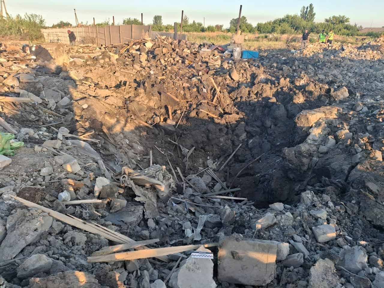 Вирва від падіння ракети KN-23, що влучила у приватний будинок у Радушному 30.07.2026. Фото Владислав Власюк