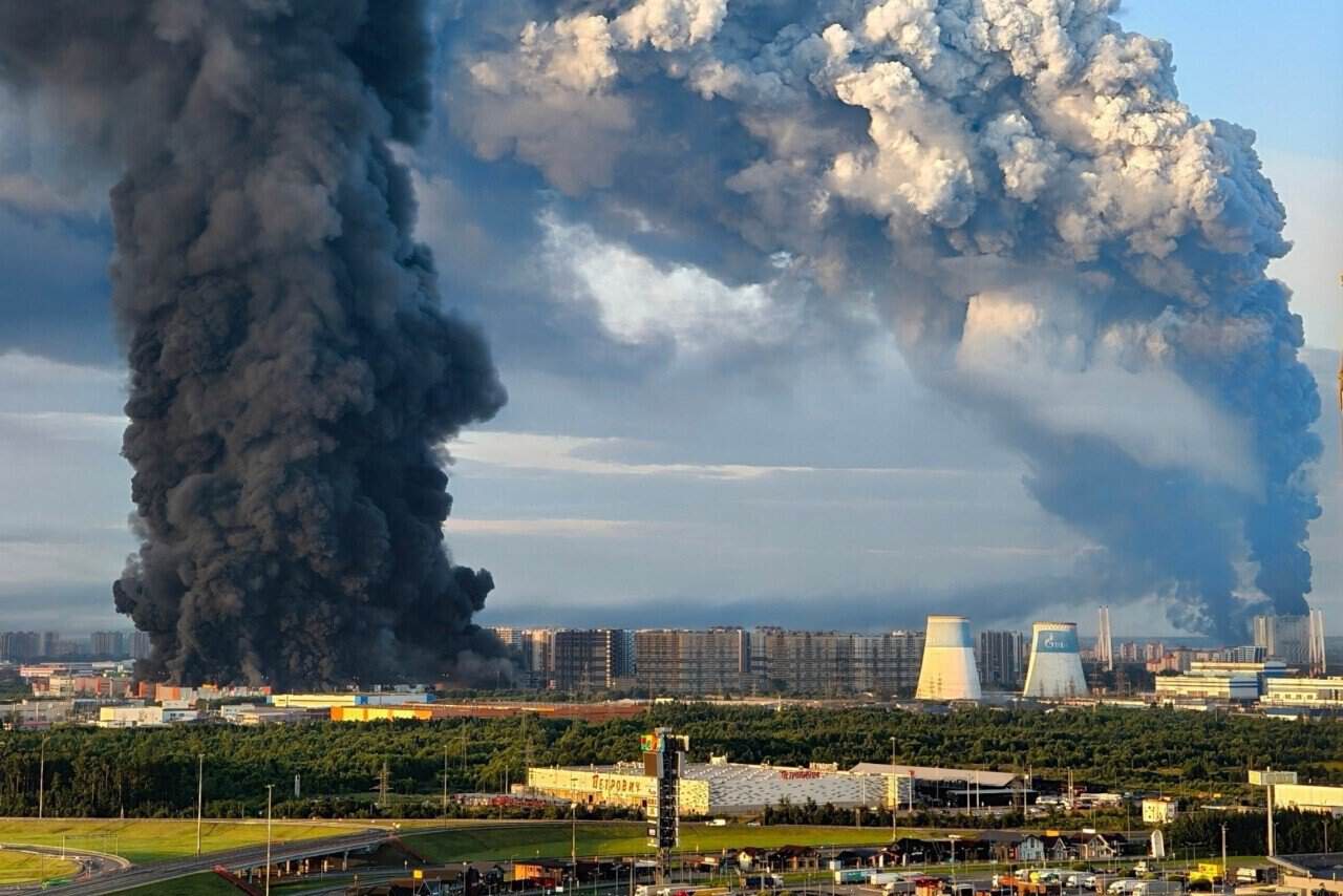 Дрони уразили логістичні центри Wildberries у Петербурзі та Сімферополі, спричинивши масштабні пожежі