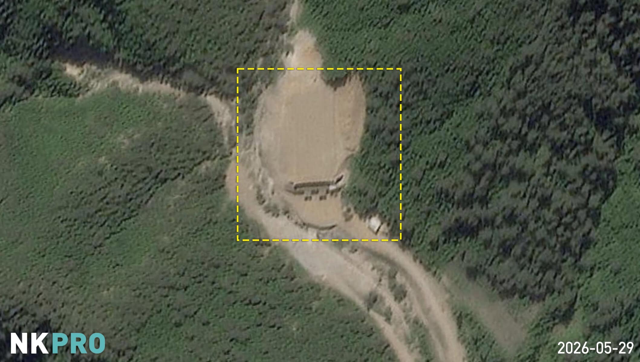 Об'єкт промислового комплексу №11 в Хамхуні, засипаний землею та вбудований в скелю. 29 травня 2026 року. Зображення: Planet Labs/NK Pro