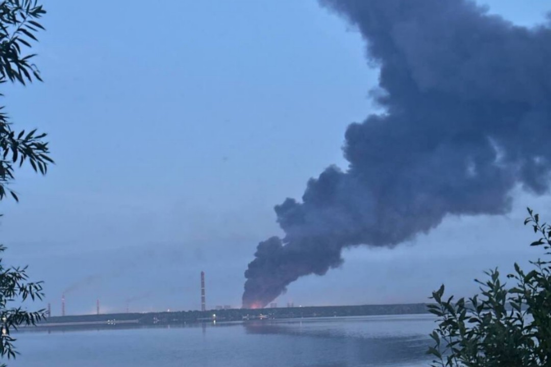 Massive Fire Breaks Out in Russia’s Lipetsk Following Explosions
