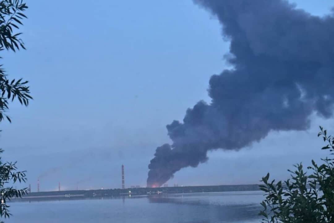 Масштабна пожежа спалахнула у російському Липецьку після вибухів