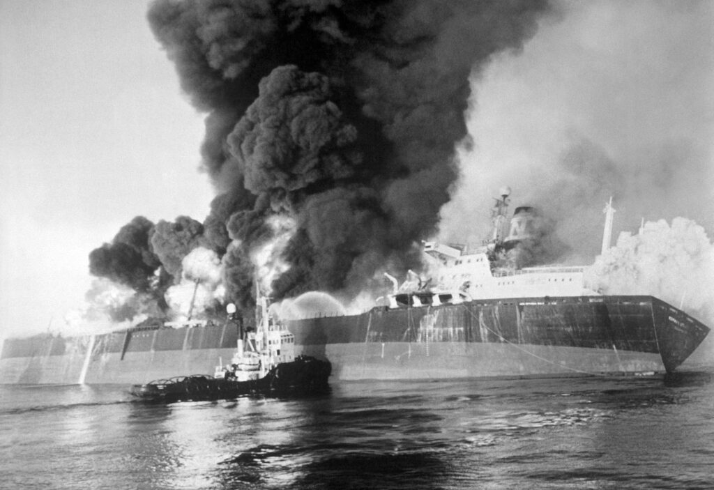 супертанкер Norman Atlantic у грудні 1987 року. З березня 1984 по липень 1988 року воюючі сторони атакували 430 торговельних суден, 72 з яких затонули. Фото: AP Photo/ The Associated Press