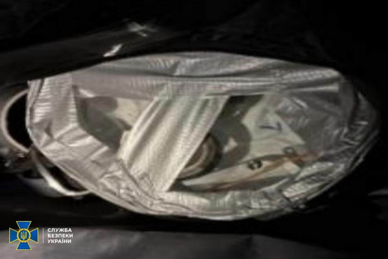 Вибуховий пристрій, який агент спецслужб РФ мав підкласти під автомобіль військовослужбовця Сил оборони України 
